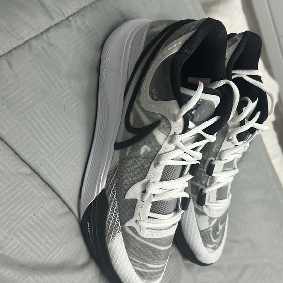Nike Kyrie 8 main image 8